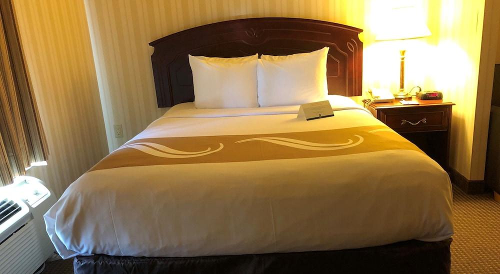 ควอลิตี้ โฮเต็ลแอนด์สวีท Hotel วู้ดสต็อก ภายนอก รูปภาพ